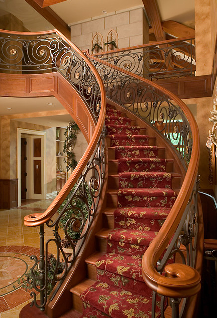 Шикарный дизайн ажурной лестницы с деревянными перилами