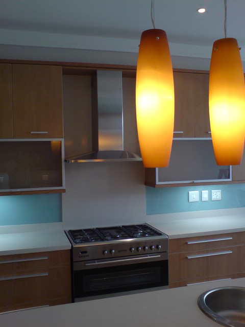 Современный дизайн кухни в светло-сером цвете. 