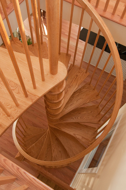 Современный дизайн лестницы в  загородном доме.