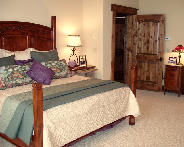 Современный дизайн спальни, выполненный в классическом стиле.