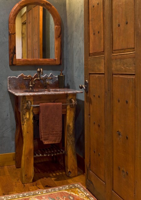 Туалетная комната в деревенском стиле.