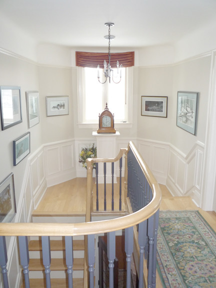 Вид дизайна лестницы с верхнего этажа 