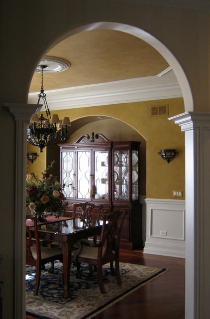 Вид интерьера столовой комнаты с арки