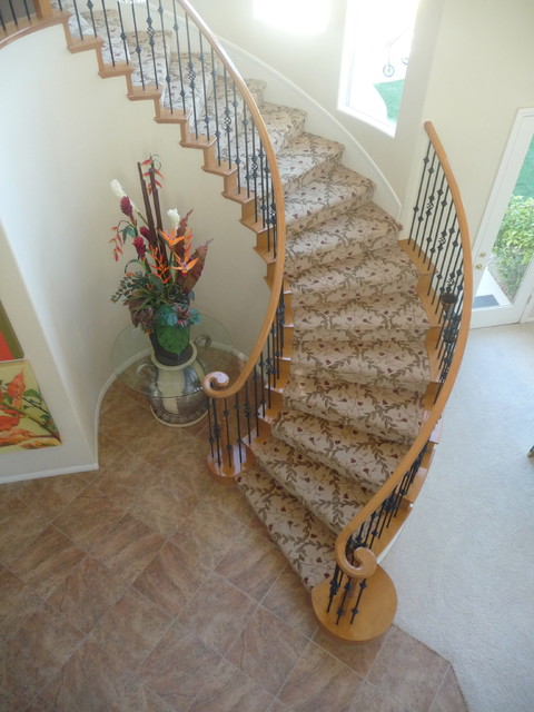 Замечательный дизайн лестницы с красивой икебаной