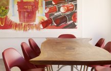 Авангардный дизайн столовой в красно-белом. 