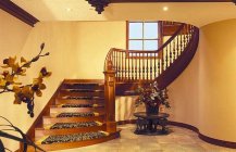 Дизайн деревянной лестницы с холла