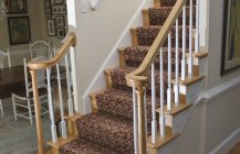 Дизайн красиво выполненной прямой одномаршевой лестницы