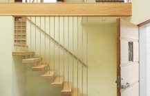 Дизайн легкой и стильной лестницы