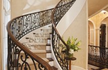 Дизайн лестницы в классическом стиле
