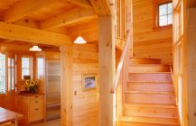 Дизайн одномаршевой лестницы в деревянном доме