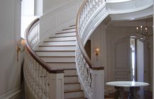 Дизайн роскошной винтовой лестницы в белом цвете