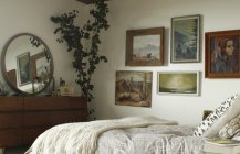 Дизайн спальни с картинной галереей