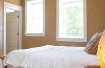 Дизайн спальной комнаты в бело-коричневых тонах