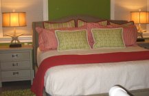 Дизайн спальной в зеленом цвете