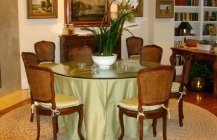 Дизайн столовой комнаты в коричневых цветах.