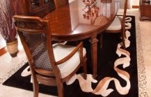 Дизайн столовой с мозаичным ковром