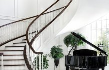 Дизайн винтовой лестницы в контрастном помещении