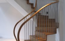 Дизайн винтовой лестницы в светлом помещении