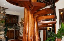 Дизайн винтовой лестницы в виде дерева