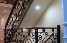 Фото лестницы с коваными перилами.