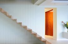 Фото современного дизайна деревянной лестницы.