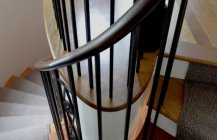 Фото винтовой лестницы в доме.