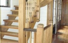 Фотография деревянной лестницы в интерьере