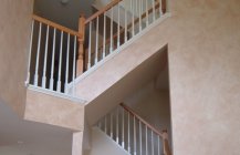 Фотография дизайна лестницы в многоэтажном доме