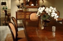 Интерьер столовой выполнен в коричневых тонах