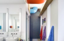 Интересное фото современного дизайна ванной комнаты