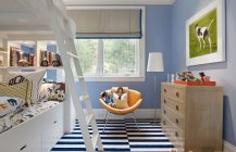 Интересный дизайн детской комнаты в голубых тонах