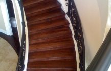 Изысканный дизайн лестницы с ажурными пирилами