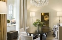 Изысканный дизайн светлой столовой комнаты