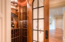 Классические интерьеры и современные способы хранения вина