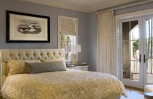 Красивый дизайн спальной в пастельных тонах