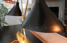 Лампа с черным конусовидным абажуром