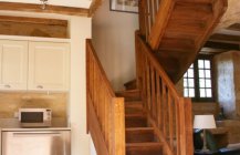 Привлекательный дизайн деревянной лестницы