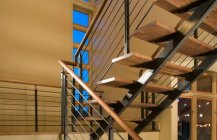 Современный дизайн деревянной междуэтажной внутренней лестницы.