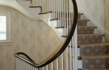 Современный дизайн лестницы в доме
