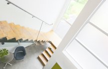 Современный дизайн лестницы в новом доме