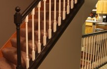 Современный дизайн небольшой  лестницы в  доме.