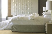 Современный дизайн спальной в пастельных тонах