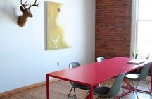 Столовая с маленким красным столом
