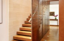 Уютный дизайн деревянной лестницы для домашнего интерьера.